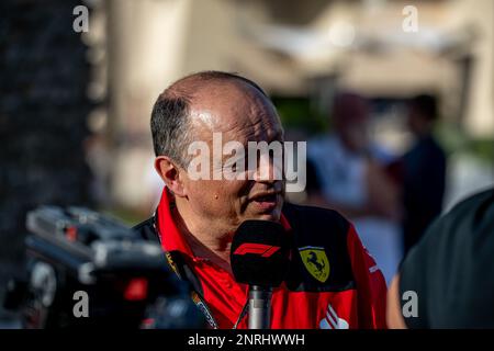 BAHRAIN INTERNATIONAL CIRCUIT, BAHRAIN - FEBRUAR 25: Frederic Vasseur, während der Bahrain-Tests auf dem Bahrain International Circuit am 25. Februar 2023 in Sakhir, Bahrain. (Foto: Michael Potts/BSR Agency) Stockfoto