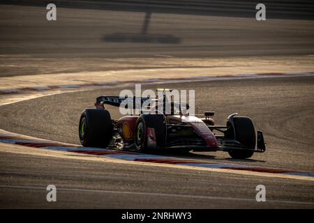 BAHRAIN INTERNATIONAL CIRCUIT, BAHRAIN - FEBRUAR 25: Carlos Sainz, Scuderia Ferrari SF-23 während des Tests in Bahrain auf dem Bahrain International Circuit am 25. Februar 2023 in Sakhir, Bahrain. (Foto: Michael Potts/BSR Agency) Stockfoto