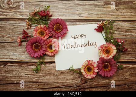 Happy Wednesday Typografie Text mit Blumen auf Holzhintergrund Stockfoto