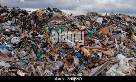 Große Mülldeponie in der Nähe der Metropole. Blick von der Drohne. Stockfoto
