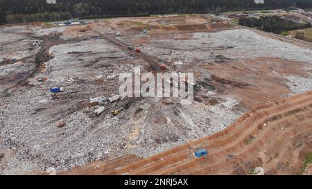 Große Mülldeponie in der Nähe der Metropole. Blick von der Drohne. Stockfoto
