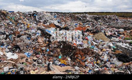Große Mülldeponie in der Nähe der Metropole. Blick von der Drohne. Stockfoto