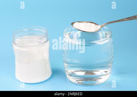 Mischen von Backpulver in Wasser Stockfoto