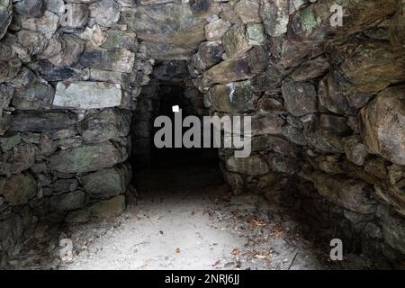 Clot del Baladre, cortals de pierre, Tierheim aus Korbstein, nahe Taurinya, Prades, Pyrenees Orientales, Frankreich. Stockfoto
