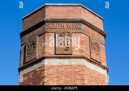 Rote Asche geformte Südwindenfriese auf den Schornsteinresten des ehemaligen Prince's Dock Hydraulic Power Station in Glasgow, Schottland, Großbritannien, Europa Stockfoto