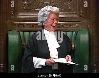 Das Dateifoto vom 26. Oktober 07/00 eines Videoschnapps von Betty Boothroyd, der ihren Ruhestand als Sprecherin des Unterhauses mit einer Abschiedsrede vor Parlamentsabgeordneten markiert. Baroness Betty Boothroyd, die erste Frau, die Sprecherin des Unterhauses ist, ist gestorben, so der derzeitige Sprecher Sir Lindsay Hoyle, der sagte, sie sei "einzigartig". Ausgabedatum: Montag, 27. Februar 2023. Stockfoto