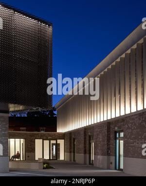 In der Abenddämmerung hinten. Shree Swaminarayan Mandir, Oldham, Vereinigtes Königreich. Architekt: LTS Architects , 2022. Stockfoto