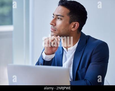 Ideen im Wert von einer Million Dollar ausdenken. Ein junger Mann, der eine Pause in seinem Traum macht. Stockfoto