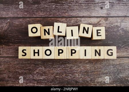 Online-Shopping – Buchstaben des Wortes auf Holzhintergrund Stockfoto