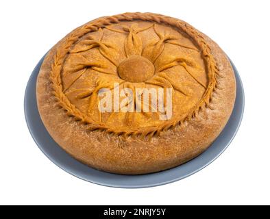 Tatar Cuisine - Ganzes zur Belish Tatar Big Pie (eng gebackener Kuchen aus ungesäuertem Teig mit Fleisch- und Kartoffelfüllungen) auf einem Teller isoliert auf weißem Backgr Stockfoto