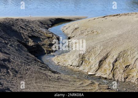 Bei Ebbe durchqueren Sie Schlamm bis zur Flussmündung des Dee in der Nähe von Kirkcudbright in Dumfries und Galloway, Schottland. Stockfoto