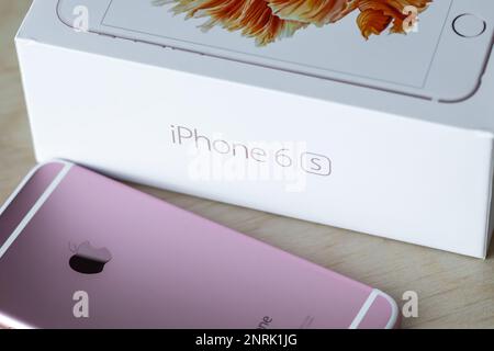 IPhone 6s Smartphone-Box und Telefon in Rosenfarbe Stockfoto