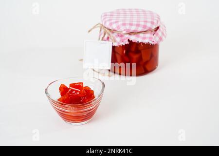 Traditioneller Mixbecher mit Quitten, leerem Etikett und kleinem Becher isoliert auf weißem Hintergrund. Stockfoto