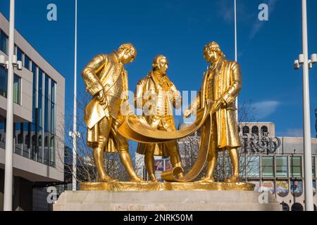 Die „Golden Boys“ in Birmingham ist eine vergoldete Bronzestatue, die Matthew Boulton, James Watt und William Murdoch von William Bloye gedenkt Stockfoto