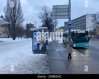 Tallinn, Estland. 24. Februar 2023. An einer Bushaltestelle wird ein Wahlplakat mit dem Porträt eines Kandidaten der rechten populistischen Partei EKRE ausgestellt. Estland war 2007 das erste europäische Land, das die Wahlmöglichkeit bei Parlamentswahlen über das Internet eingeführt hat. Bei den Wahlen vor vier Jahren haben mehr als ein Viertel aller Wahlberechtigten ihr Kreuz online gestellt. (Dpa 'E-Voting and Advance Voting in Parliament elections in Estonia') Kredit: Alexander Welscher/dpa/Alamy Live News Stockfoto