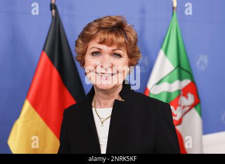 Düsseldorf, Deutschland. 27. Februar 2023. Barbara Havliza (CDU), die neue für den Opferschutz in Nordrhein-Westfalen zuständige Kommissarin, steht vor den Flaggen der Staatskanzlei. Die Landesregierung hat den neuen Opferschutzbeauftragten für Nordrhein-Westfalen vorgestellt. Kredit: Oliver Berg/dpa/Alamy Live News Stockfoto