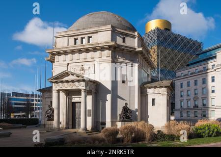 Die Gedenkhalle am Centenary Square, Birmingham, ist ein Kriegsdenkmal, das 1925 erbaut wurde, um Birmingham-Bürger zu gedenken, die in WW starben! Stockfoto