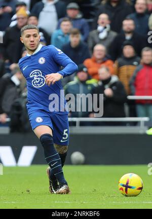 Chelsea's Enzo Fernandez in Aktion während des Fußballspiels der englischen Premier League zwischen Tottenham Hotspur und Chelsea im Tottenham Hotspur Stadium i. Stockfoto