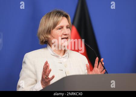 Düsseldorf, Deutschland. 27. Februar 2023. Elisabeth Auchter-Mainz, scheidende Kommissarin für den Opferschutz in Nordrhein-Westfalen, spricht im Staatskanzleramt. Die Landesregierung hat den neuen Opferschutzbeauftragten für Nordrhein-Westfalen vorgestellt. Kredit: Oliver Berg/dpa/Alamy Live News Stockfoto