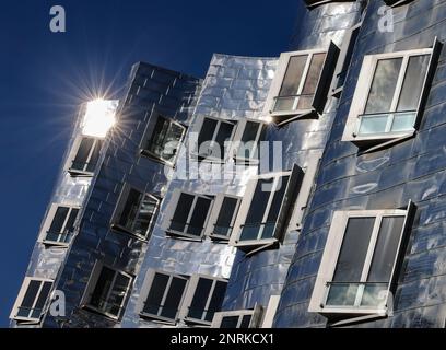 Düsseldorf, Deutschland. 27. Februar 2023. Die Sonne spiegelt sich in einem Bürogebäude im Medienhafen wider. Kredit: Oliver Berg/dpa/Alamy Live News Stockfoto