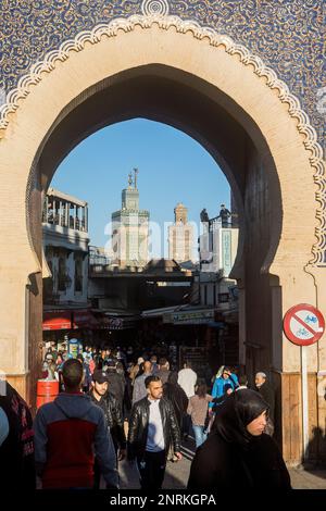 Bab Bou Jeloud Tor, im Hintergrund am rechten Minarett von Sidi Lazaze, links Minarett der Medersa Bou Inania, Medina, Fes, Marokko Stockfoto