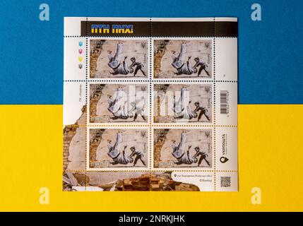 Neuer ukrainischer Stempel mit Banksy Graffiti in Borodyanka. PTN PNH zum Jahrestag des russischen Krieges gegen die Ukraine. Besiege Putin Judo. Postkartenumschlag. Philatelie. Kiew - 24. Februar 2023 Stockfoto