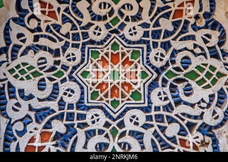 Detail, Gips Ornamentik, Innenhof der Zaouia (Grab) von Moulay Idriss II, Medina, Fès. Marokko Stockfoto