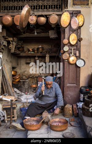 Metallbauer, Werkstatt im Ort wie Seffarine. Marokko Fes. Stockfoto