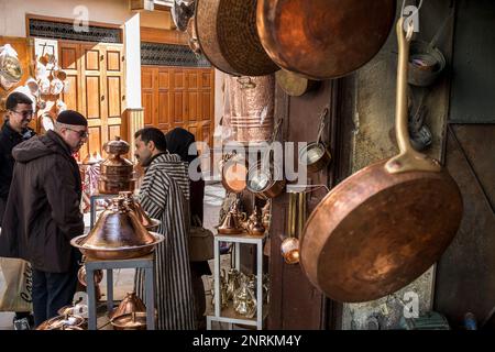 Kunden und Verkäufer feilschen, souk aus Messing, Ort Seffarine, Medina. Marokko Fes. Stockfoto