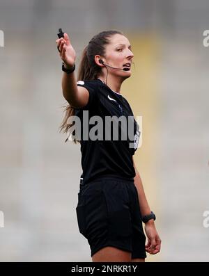 Ringrichter Melissa Burgin beim Vitalitäts-FA-Cup der Frauen in der fünften Runde im Leigh Sports Village, Manchester. Foto: Sonntag, 26. Februar 2023. Stockfoto