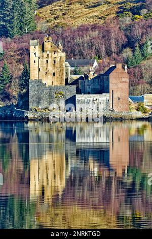 Eilean Donan Castle Loch Duich Schottland Farben der Burg spiegeln sich im Sea loch wider Stockfoto