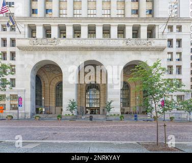 Stadtzentrum von Pittsburgh: Regierungssitz im Beaux-Arts-Stil, das berühmte City County Building befindet sich einen ganzen Block in der Grant Street. Stockfoto