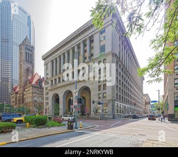 Stadtzentrum von Pittsburgh: Regierungssitz im Beaux-Arts-Stil, das berühmte City County Building befindet sich einen ganzen Block in der Grant Street. Stockfoto