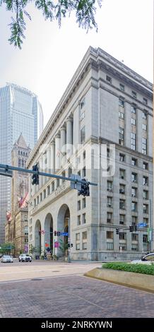 Stadtzentrum von Pittsburgh: Regierungssitz im Beaux-Arts-Stil, das berühmte City County Building befindet sich einen ganzen Block in der Grant Street. Stockfoto