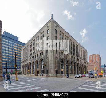 Pittsburgh Downtown: Das County Office Building ist bekannt für seine zweistöckigen Steinsäulen oder Pilaster auf allen Seiten. Stockfoto