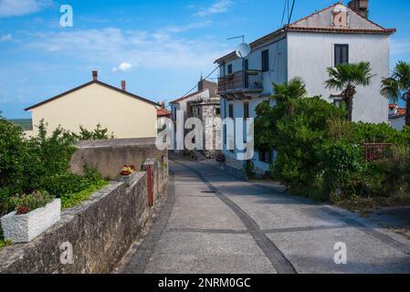 Malerische Ausblicke und Eindrücke von Dobrinj, einer kleinen Stadt auf der Insel Krk aus dem Mittelalter. Stockfoto