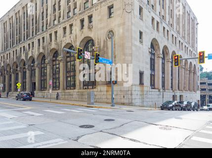 Pittsburgh Downtown: Das County Office Building ist bekannt für seine zweistöckigen Steinsäulen oder Pilaster auf allen Seiten. Stockfoto