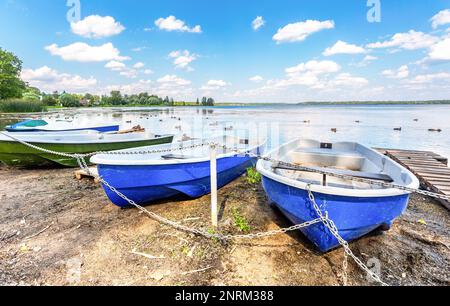 An einem sonnigen Sommertag liegen am Ufer des Sees Vergnügungsboote aus Plastik vor Stockfoto