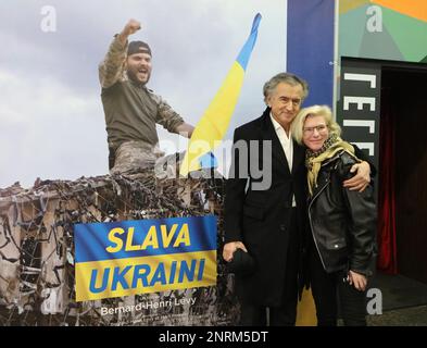 KIEW, UKRAINE - 26. FEBRUAR 2023 - französischer Philosoph, Schriftsteller, Dramatiker, politischer Journalist Bernard-Henri Levy (L) und ukrainische Dienstoma Yuli Stockfoto