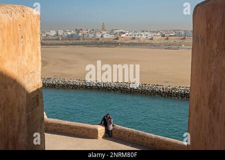 Blick von der Kasbah des Udayas, im Hintergrund Bou Regreg Fluss und Verkauf, Rabat. Marokko Stockfoto