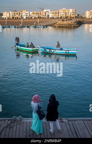 Taxis - Boote, an den Fluss überqueren, von Rabat auf den Verkauf, das im Hintergrund Verkauf, Rabat. Marokko Stockfoto