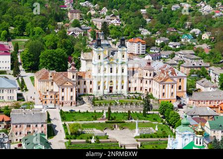 Atemberaubende Stadtlandschaft aus nächster Nähe. Kremenets, Ukraine. Alte Gebäude mit abblätternder Farbe. Wunderschöne Kirchen, barocker Stil und grüner Park. Stockfoto
