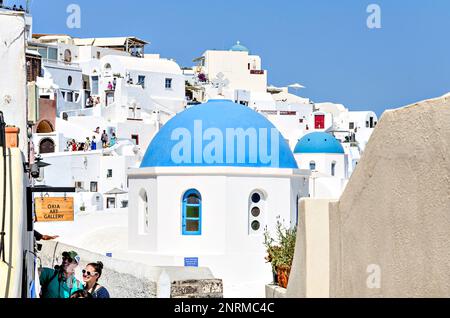 Oía, Santorin, Griechenland; 22. Juni 2022: Blick auf die weißen Häuser und gepflasterten Straßen in den Kykladen. Stadt am südlichen Ägäischen Meer Stockfoto