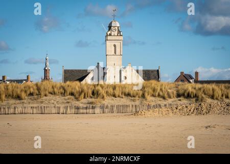 Weiße Kirche im holländischen Badeort Katwijk aan Zee vom Sandstrand aus gesehen Stockfoto
