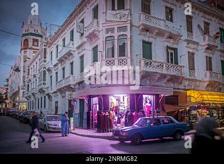 Spanische Kolonialarchitektur (El Ensanche), Mohamed Al Khatib Avenue an der Maarakat Anoual Avenue, Tetouan. Marokko Stockfoto