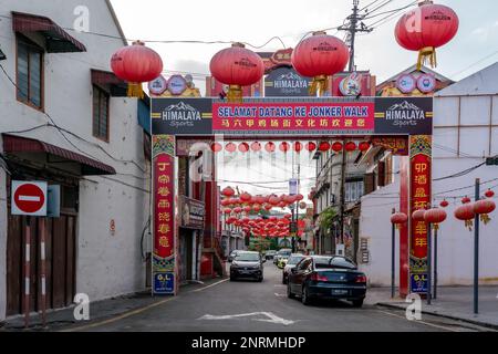 Blick auf die Straße und die Beschilderung des Jonker Walk in Malakka, Malaysia, auf Chinesisch und Malaiisch geschrieben. Horizontale Aufnahme. Stockfoto