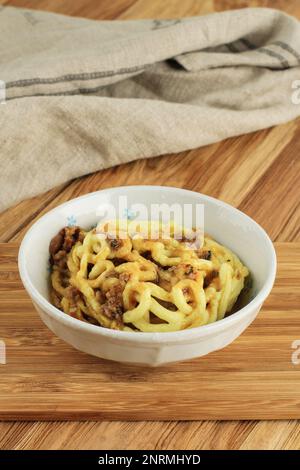 Kerupuk Mie Banjur Sambel Oncom, Bandung typisches Essen während des Breaking the Fast Ramadan Month Stockfoto