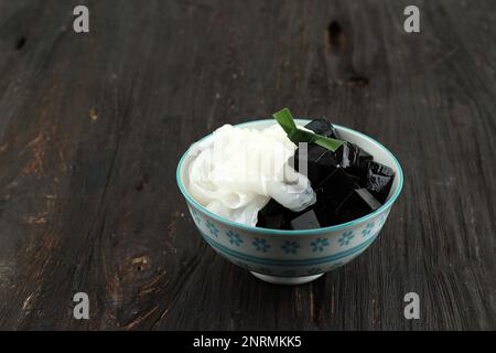 Chinesisches Dessert, Gelee aus schwarzem Kräutergras mit geriebenem Kokosnussfleisch, Kopierbereich für Text Stockfoto