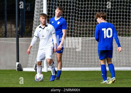 Swansea, Wales. 25. Februar 2023 Rohan Davies aus Swansea City während des Spiels der Professional Development League zwischen Swansea City under 18 und Cardiff City under 18 an der Swansea City Academy in Swansea, Wales, Großbritannien, am 25. Februar 2023. Kredit: Duncan Thomas/Majestic Media/Alamy Live News. Stockfoto