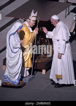 13. März 2023 markiert 10 Jahre Papst Franziskus. Im Bild: Papst Franziskus segnet die Statue der Heiligen Mutter Teresa von Kalkutta und St. Papst Johannes Paul II. Während einer wöchentlichen JubiläumsAudienz am Petersplatz im Vatikan. 12. November 2016 Stockfoto